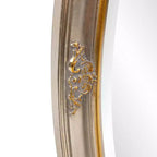Espejo de pared ovalado con marco de madera dorado y plateado, detalle de volutas talladas, 31.5"
